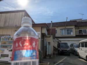 ミネラルウォーター　めぐみの水の製造者である、青森県むつ市の株式会社めぐみの前まで行って来た。